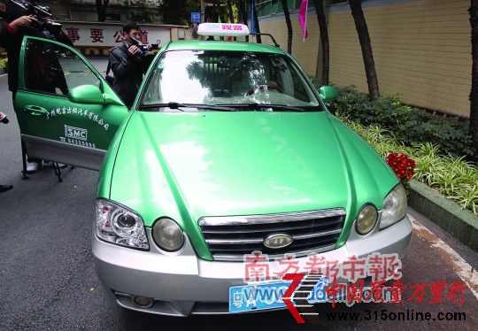 昨日下午,執(zhí)法人員在洛溪橋附近查處的一輛克隆出租車難辨真假。南都記者 李向新攝 昨日下午,執(zhí)法人員在洛溪橋附近查處的一輛克隆出租車難辨真假。南都記者 李向新攝