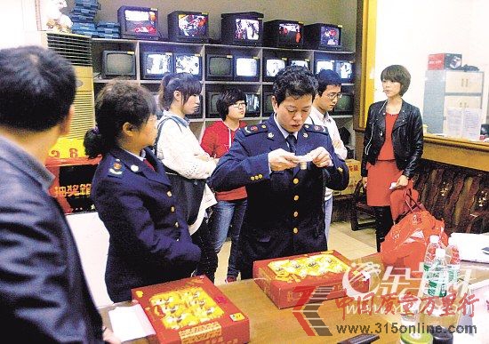工商人員在超市調(diào)查取證。新快報(bào)記者 畢志毅/攝