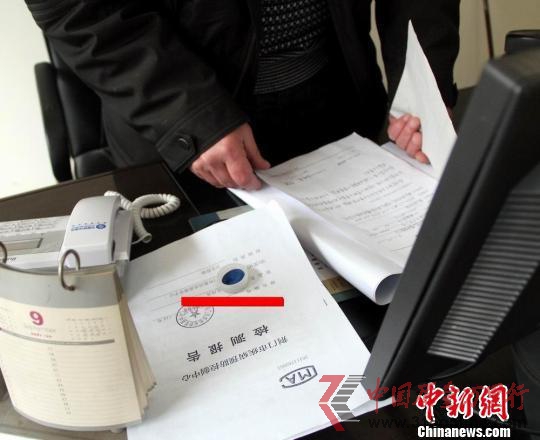湖北省荊門市衛(wèi)生監(jiān)督局工作人員向記者介紹肯德基湖北荊門店食品吃出異物調(diào)查情況,圖中紅線處為肯德基漢堡里面吃出的塑料蓋。 吳奇勇 攝 湖北省荊門市衛(wèi)生監(jiān)督局工作人員向記者介紹肯德基湖北荊門店食品吃出異物調(diào)查情況,圖中紅線處為肯德基漢堡里面吃出的塑料蓋。 吳奇勇 攝
