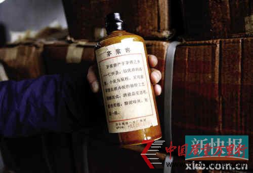 ■工商人員查獲的號(hào)稱1987年產(chǎn)的“茅漿酒”。 ■工商人員查獲的號(hào)稱1987年產(chǎn)的“茅漿酒”。