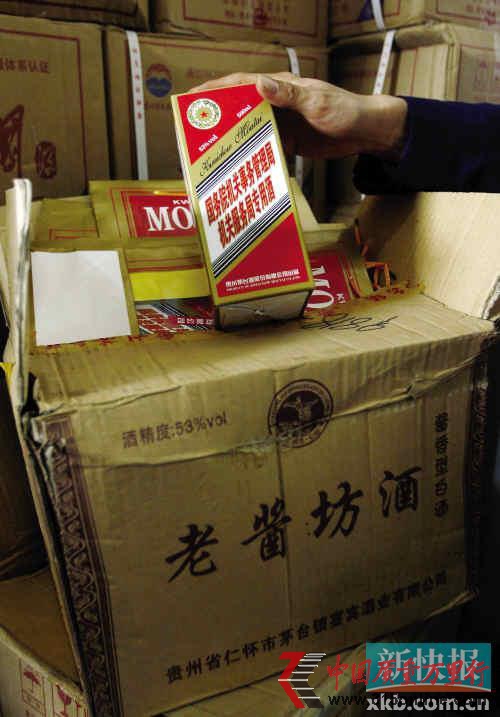 ■現(xiàn)場(chǎng)查獲的用老醬坊酒箱包裝的“特供酒”。 ■現(xiàn)場(chǎng)查獲的用老醬坊酒箱包裝的“特供酒”。