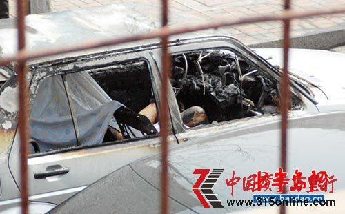 捷達(dá)轎車行駛途中爆炸 。