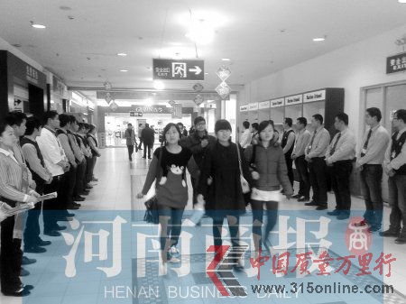 家樂福鄭州花園店重新開業,員工列隊歡迎顧客。河南商報 記者 孟令強/攝