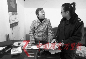 工商執(zhí)法人員現(xiàn)場查處<br><br> 工商執(zhí)法人員現(xiàn)場查處<br><br>