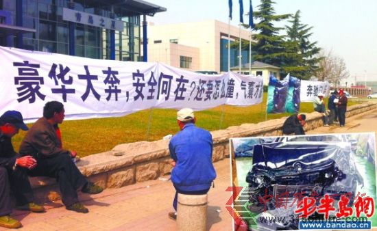 小圖為當時的車禍情況 圖 記者 章顯