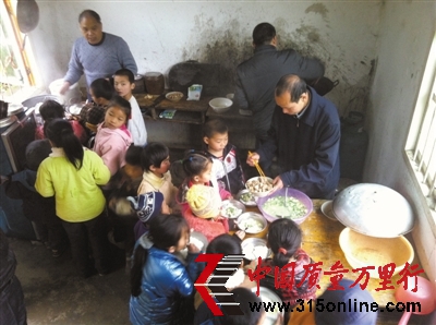 3月13日,廣西那坡縣弄湯村小學,老師在廚房給孩子們盛菜盛飯。該校校長表示,他是因為考慮廚房人手不夠,且擔心廚房食品安全問題,才向企業選購水牛奶。本報記者 李超 攝 3月13日,廣西那坡縣弄湯村小學,老師在廚房給孩子們盛菜盛飯。該校校長表示,他是因為考慮廚房人手不夠,且擔心廚房食品安全問題,才向企業選購水牛奶。本報記者 李超 攝