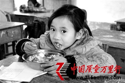 廣西那坡部分學(xué)校3元營養(yǎng)補助被供貨商套利1元