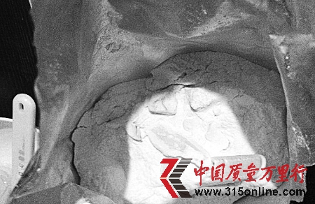 消費者新購美贊臣奶粉有塊狀物店家承認受潮