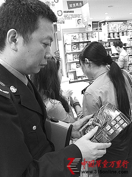 執法人員發現沒有QS標志的亨氏奶粉 記者 劉敏 實習生 周怡 攝 執法人員發現沒有QS標志的亨氏奶粉 記者 劉敏 實習生 周怡 攝