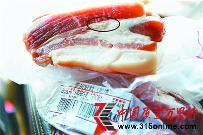 市民從大潤發洪樓店購買的豬肉含有囊包﹙圈中所示﹚記者 郭堯攝 市民從大潤發洪樓店購買的豬肉含有囊包﹙圈中所示﹚記者 郭堯攝