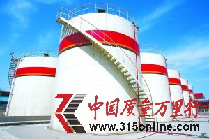中德利華石油化學(xué)有限公司工廠中的白色儲(chǔ)油罐是廠中最顯眼的建筑。