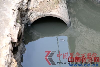濟南達利廠區(qū)外橋下的污水口正向外排出灰黑色污水,污水中有大量懸浮物。 濟南達利廠區(qū)外橋下的污水口正向外排出灰黑色污水,污水中有大量懸浮物。