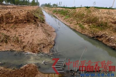 污水一路通過灌溉渠流淌,對農(nóng)作物危害嚴重,一直注入齊濟河。 污水一路通過灌溉渠流淌,對農(nóng)作物危害嚴重,一直注入齊濟河。
