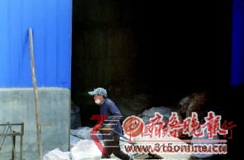 4月7日,長清區(qū)潘村一再生棉加工作坊,一名工人從車間里運(yùn)出棉包。 4月7日,長清區(qū)潘村一再生棉加工作坊,一名工人從車間里運(yùn)出棉包。