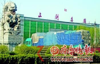 4月6日,在潘村裝上再生棉后,大貨車駛?cè)霝I州鄒平縣碼頭鎮(zhèn)三利集團(tuán)。 4月6日,在潘村裝上再生棉后,大貨車駛?cè)霝I州鄒平縣碼頭鎮(zhèn)三利集團(tuán)。