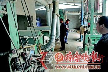 4月20日,執(zhí)法人員在檢查長(zhǎng)清區(qū)潘村的再生棉加工作坊。 4月20日,執(zhí)法人員在檢查長(zhǎng)清區(qū)潘村的再生棉加工作坊。