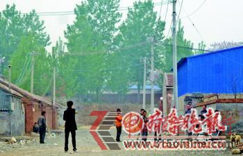 4月20日,執(zhí)法人員到作坊檢查,業(yè)戶(hù)們都停了工,關(guān)緊了大門(mén)。 4月20日,執(zhí)法人員到作坊檢查,業(yè)戶(hù)們都停了工,關(guān)緊了大門(mén)。