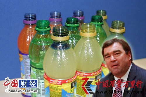 圖片說明:將10瓶未開封的美汁源飲料瓶口朝下放入水盆,并且使瓶口完全浸泡在墨汁中。一分鐘之后,將未開封的美汁源飲料瓶從盆中取出,擦凈瓶身后打開瓶蓋,發現其中9瓶的瓶口螺紋處、以及瓶蓋內側都滲滿墨水。圖片右下角為可口可樂公司中國區總裁戴嘉舜 中國網記者 藍宇攝 圖片說明:將10瓶未開封的美汁源飲料瓶口朝下放入水盆,并且使瓶口完全浸泡在墨汁中。一分鐘之后,將未開封的美汁源飲料瓶從盆中取出,擦凈瓶身后打開瓶蓋,發現其中9瓶的瓶口螺紋處、以及瓶蓋內側都滲滿墨水。圖片右下角為可口可樂公司中國區總裁戴嘉舜 中國網記者 藍宇攝