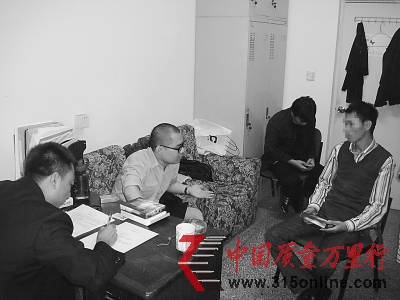 2011年10月12日,北京市藥品監督管理局海淀分局的執法人員在對一名涉案人員(右一)做筆錄。海淀藥監供圖 2011年10月12日,北京市藥品監督管理局海淀分局的執法人員在對一名涉案人員(右一)做筆錄。海淀藥監供圖