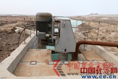 三友化工稱用該設(shè)備抽取堿水回用,但附近居民稱該設(shè)備僅用過(guò)兩三次,2012年一次也沒(méi)用過(guò)。 三友化工稱用該設(shè)備抽取堿水回用,但附近居民稱該設(shè)備僅用過(guò)兩三次,2012年一次也沒(méi)用過(guò)。