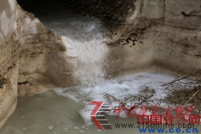 PH值達(dá)14的強(qiáng)堿性污水通過(guò)一個(gè)閘門直接排入渤海,造就了一片死海。 PH值達(dá)14的強(qiáng)堿性污水通過(guò)一個(gè)閘門直接排入渤海,造就了一片死海。