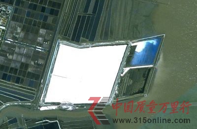 三友化工的廢渣堆占地約270萬(wàn)平方米,面積相當(dāng)于6400多個(gè)籃球場(chǎng)的大小,廢渣堆與渤海已經(jīng)融為一體。(資料圖) 三友化工的廢渣堆占地約270萬(wàn)平方米,面積相當(dāng)于6400多個(gè)籃球場(chǎng)的大小,廢渣堆與渤海已經(jīng)融為一體。(資料圖)