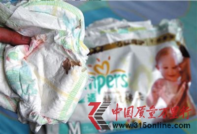 新幫寶適紙尿褲上現(xiàn)紅色污跡。本報(bào)實(shí)習(xí)記者王德陽(yáng)攝 新幫寶適紙尿褲上現(xiàn)紅色污跡。本報(bào)實(shí)習(xí)記者王德陽(yáng)攝