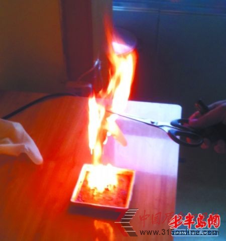 兩元錢的手套燃燒時煙絮大,燃燒后呈顆粒狀 兩元錢的手套燃燒時煙絮大,燃燒后呈顆粒狀