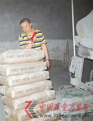 執(zhí)法人員在現(xiàn)場檢查假水泥生產(chǎn)線。 執(zhí)法人員在現(xiàn)場檢查假水泥生產(chǎn)線。