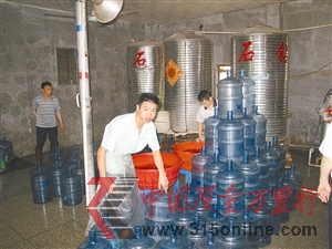 工人在生產(chǎn)冒牌假礦泉水。 工人在生產(chǎn)冒牌假礦泉水。