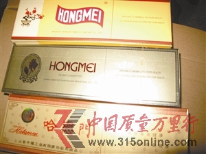 執(zhí)法人員在現(xiàn)場查獲假煙。 執(zhí)法人員在現(xiàn)場查獲假煙。