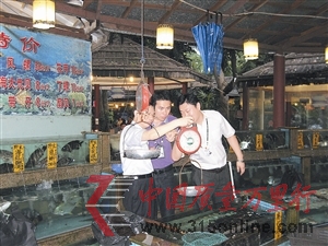 圖為執(zhí)法人員認(rèn)真檢查海鮮秤。 圖為執(zhí)法人員認(rèn)真檢查海鮮秤。