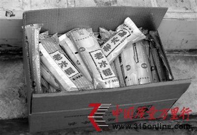 北京瑞華冷飲廠生產(chǎn)的老冰棍。新京報(bào)記者 尹亞飛 攝 北京瑞華冷飲廠生產(chǎn)的老冰棍。新京報(bào)記者 尹亞飛 攝