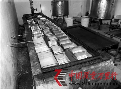 瑞華冷飲廠車(chē)間,大池子里盛滿“冷凍液”,冰著半成品。新京報(bào)記者 尹亞飛 攝 瑞華冷飲廠車(chē)間,大池子里盛滿“冷凍液”,冰著半成品。新京報(bào)記者 尹亞飛 攝