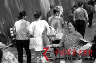 5月17日,前門(mén)附近,一名小販拿著“老冰棍”向游客售賣(mài)。新京報(bào)記者 薛珺 攝 5月17日,前門(mén)附近,一名小販拿著“老冰棍”向游客售賣(mài)。新京報(bào)記者 薛珺 攝