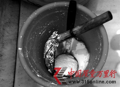 車(chē)間里的水桶,制作冰棍所需的配料在這個(gè)桶里攪拌。新京報(bào)記者 尹亞飛 攝 車(chē)間里的水桶,制作冰棍所需的配料在這個(gè)桶里攪拌。新京報(bào)記者 尹亞飛 攝