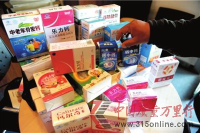 李先生在云南購得的問題鈣片。本報記者王苡萱攝 李先生在云南購得的問題鈣片。本報記者王苡萱攝