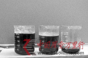 從左往右:配制出的假蜂蜜、假蜂蜜加上真的棗花蜜、購買到的某品牌棗花蜜,雖然從外觀上難以區別這三者,但從氣味和黏稠度等方面可加以辨別。