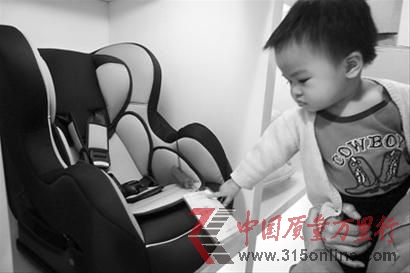 安全座椅是兒童乘坐車輛的重要安全保障,但目前市場上座椅品牌繁雜,價格混亂,讓消費者直呼看不懂 晚報記者 龔星 現場圖片 安全座椅是兒童乘坐車輛的重要安全保障,但目前市場上座椅品牌繁雜,價格混亂,讓消費者直呼看不懂 晚報記者 龔星 現場圖片
