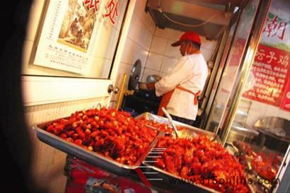昨天,在位于嘉陵菜場內(nèi)的“潮州鵝”熟食店,攤主正在加工小龍蝦。 昨天,在位于嘉陵菜場內(nèi)的“潮州鵝”熟食店,攤主正在加工小龍蝦。