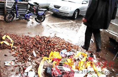 6月2日,七寶蔬菜農(nóng)副產(chǎn)品綜合交易市場附近被遺棄的小龍蝦的頭部。 6月2日,七寶蔬菜農(nóng)副產(chǎn)品綜合交易市場附近被遺棄的小龍蝦的頭部。