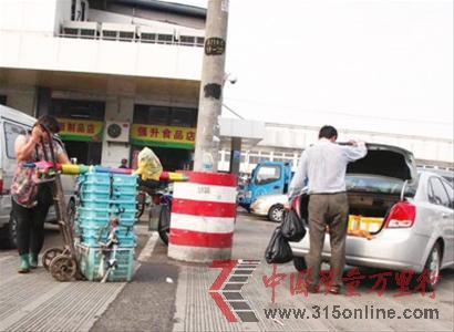6月2日,七寶蔬菜農(nóng)副產(chǎn)品綜合交易市場,有人開車收購死小龍蝦。 6月2日,七寶蔬菜農(nóng)副產(chǎn)品綜合交易市場,有人開車收購死小龍蝦。