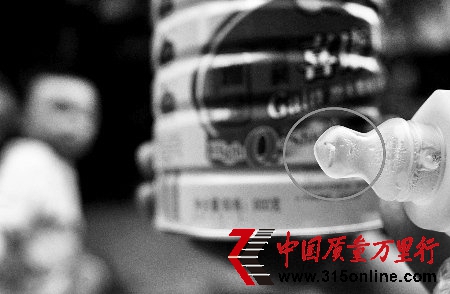 消費者稱在奶粉中喝出蛆蟲 廠家拒絕承認(圖)