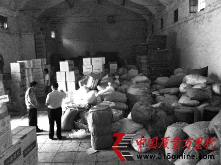 滑縣一藥品生產企業(yè)涉嫌違法私設倉庫,3000多件“問題藥”被查處。