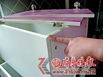 家具多處出現(xiàn)封邊崩起的情況。 本報記者 王倩 攝 家具多處出現(xiàn)封邊崩起的情況。 本報記者 王倩 攝