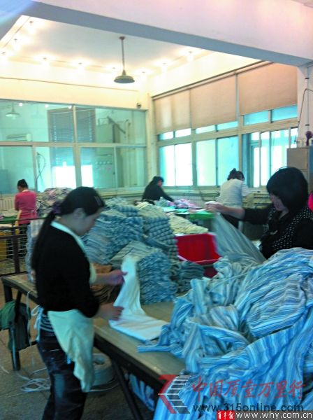 洗衣作坊里疊衣服的女工全都著便服、赤手上陣。本版攝影 記者 賀佳穎 洗衣作坊里疊衣服的女工全都著便服、赤手上陣。本版攝影 記者 賀佳穎