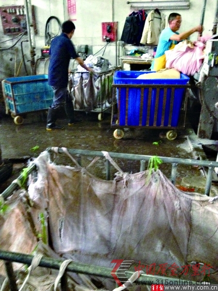 不正規(guī)小作坊洗衣工作間的環(huán)境簡直不堪入目,但卻不愁沒有業(yè)務(wù)量。 不正規(guī)小作坊洗衣工作間的環(huán)境簡直不堪入目,但卻不愁沒有業(yè)務(wù)量。