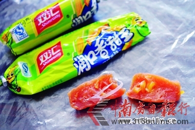 雙匯玉米腸內有不明塑料繩。鄭平 李聞 攝 雙匯玉米腸內有不明塑料繩。鄭平 李聞 攝