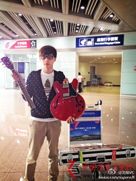 圖:劉韜的GibsonES335電吉他在托運(yùn)時(shí)被損壞 圖:劉韜的GibsonES335電吉他在托運(yùn)時(shí)被損壞