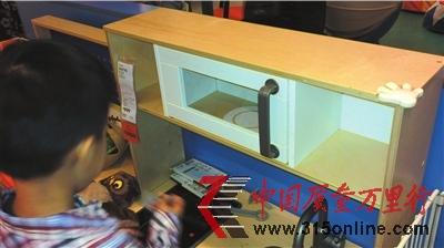 <b>▲8月1日,宜家店內(nèi)的尖角家具被加裝防撞角繼續(xù)銷售。</b> <b>▲8月1日,宜家店內(nèi)的尖角家具被加裝防撞角繼續(xù)銷售。</b>